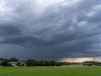 Herannahende Gewitterfront mit Regenguß rechts